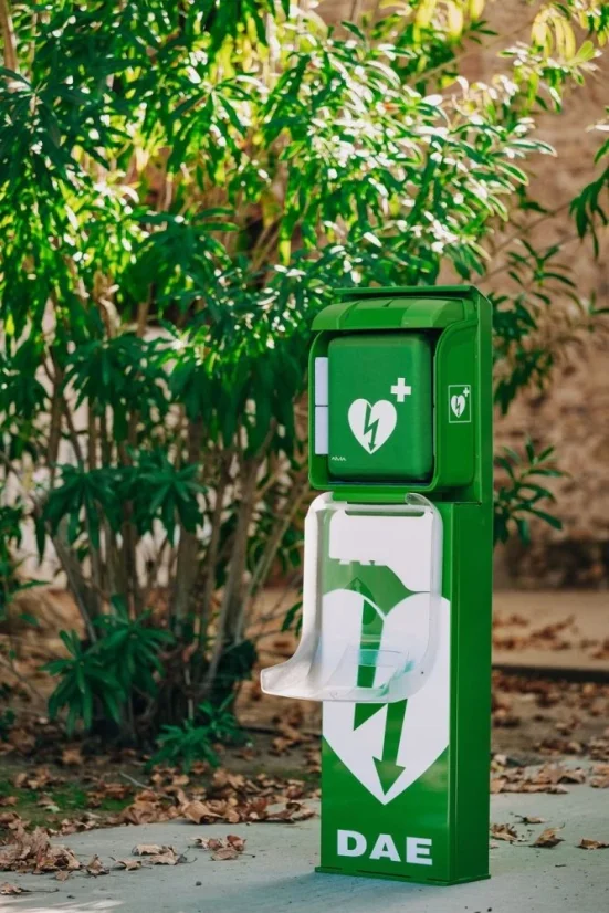 Záchranné stanoviště na stojanu na kód – AED CardioAid-1 + AIVIA 210 V3 + stojan BORNAVIE V3