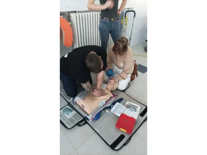 aed defibrilator cardioaid 1 360 j spencer medical nejmodernejsi defibrilator 7